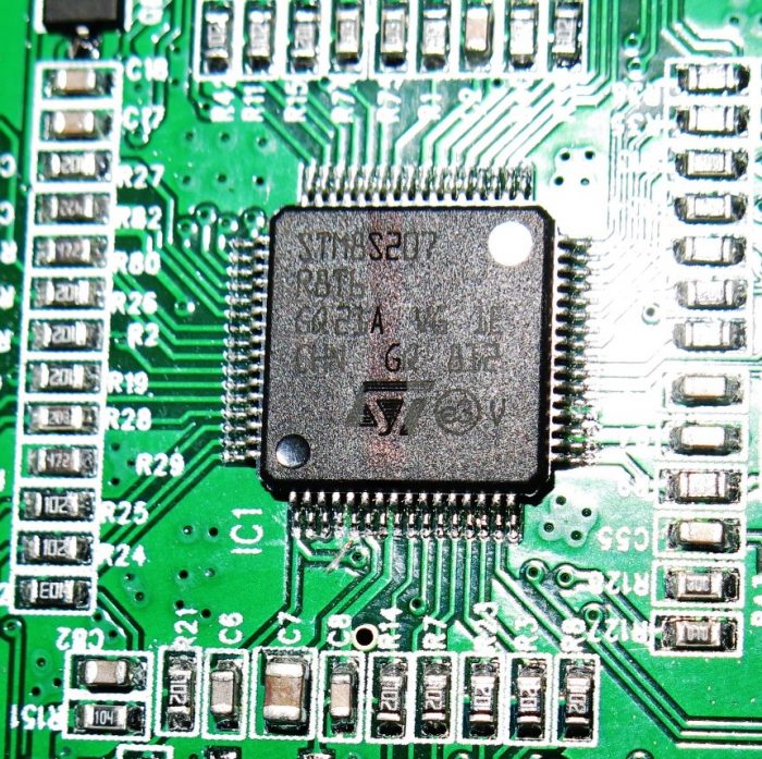 Контроллер STM8S207 в данной магнитоле