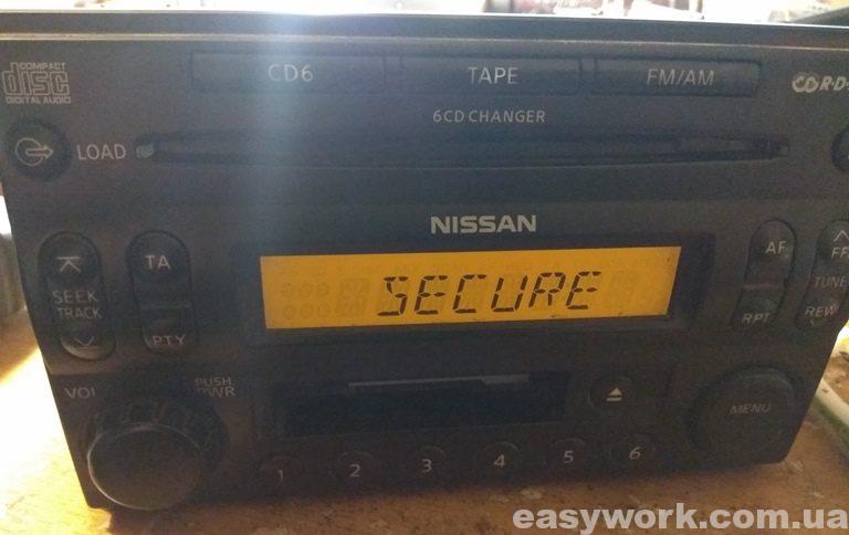 Надпись "SECURE" магнитолы Nissan X-Trail 2006 года