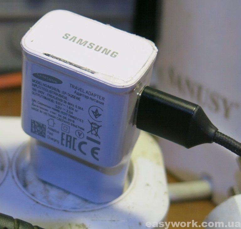 Зарядное устройство SAMSUNG EP-TA20EWE вставленное в розетку
