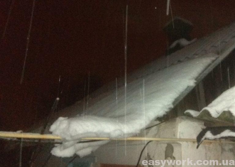 Сползание снега на крыше с большим углом наклона