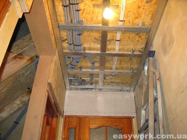 Монтаж металлокаркаса под гипсокартон на потолке в прихожей (фото 1)