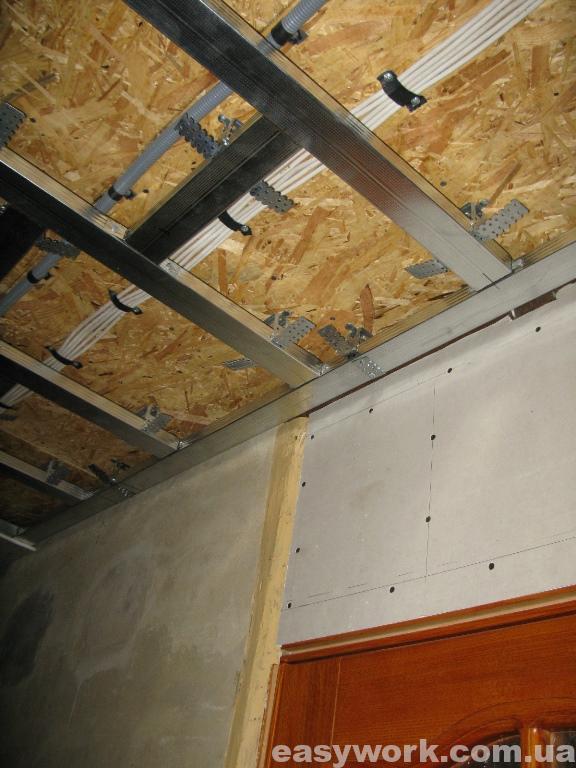 Монтаж металлокаркаса под гипсокартон на потолке в прихожей (фото 2)