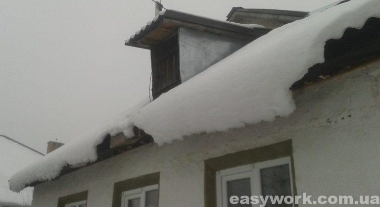 Сползающий снег с крыши